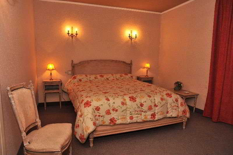 Empire Hotel Nîmes Oda fotoğraf